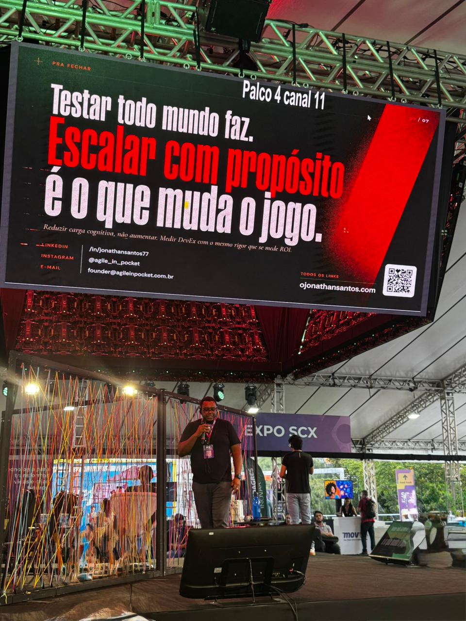 Jonathan Santos no palco diante de uma grande audiência